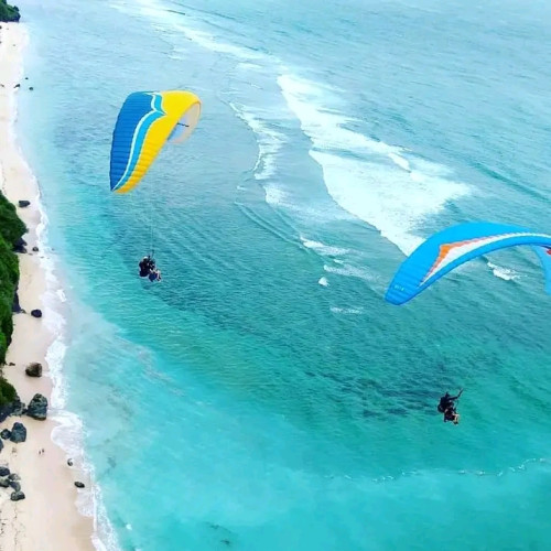 Paragliding in Pandawa Beach